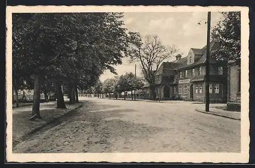 AK Brottewitz b. Mühlberg, Weidners Gasthof und Gefallenenehrenmal mit Strasse