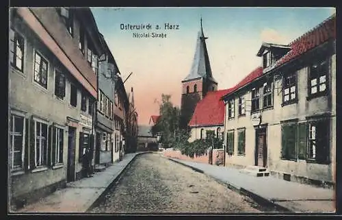 AK Osterwieck / Harz, Nicolaistrasse mit Geschäft und Blick zur Kirche