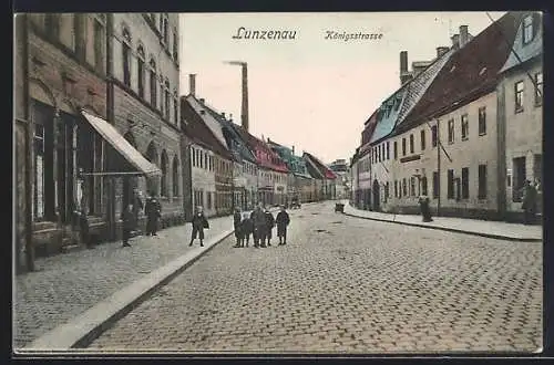 AK Lunzenau, Blick in die Königsstrasse mit Passanten