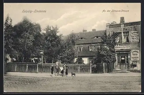 AK Leipzig-Lindenau, Kinder und Handlung von G. A. Rassmann an der Lützener Strasse