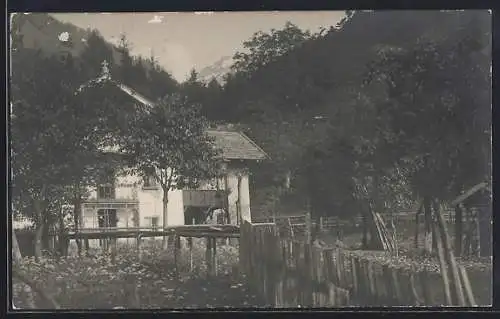 Foto-AK Staudach / Hochgern, Wohnhaus mit Garten
