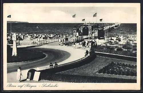 AK Binz auf Rügen, Seebrücke mit flaggen