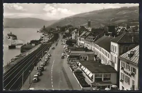 AK Rüdesheim am Rhein, Rheinstrasse mit Gleisstrecke am Flussufer