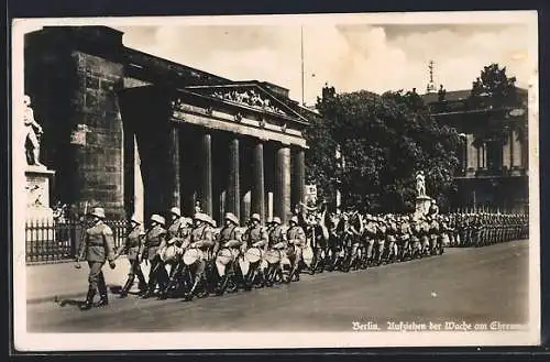 AK Berlin, Aufziehen der Wache am Ehrenmal