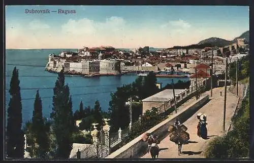 AK Dubrovnik, Strassenpartie mit Blick auf das Meer