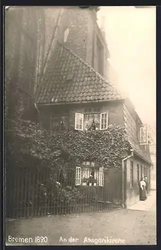 AK Bremen, An der Ansgarikirche, angebautes Haus mit Bewohnerpaar