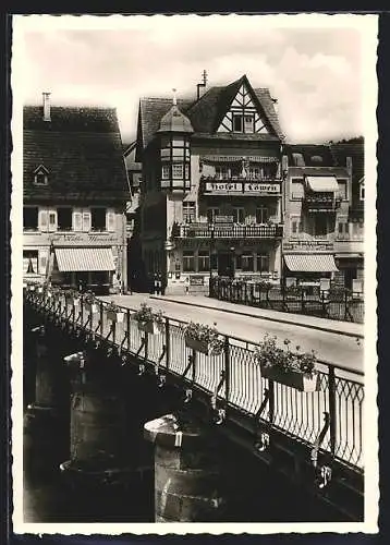 AK Gernsbach /Murgtal, Hotel-Pension zum goldenen Löwen H. Stichling, von der Brücke gesehen