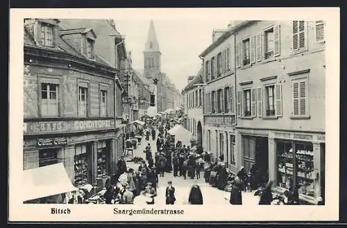 AK Bitsch, Blick in die Herrenstrasse mit Geschäften und Passanten