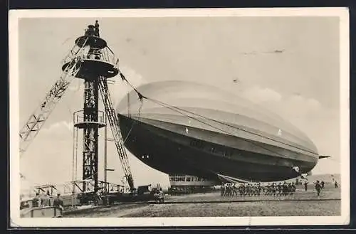 AK Anbringen der Graf Zeppelin an den Ankermast