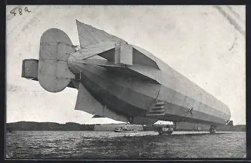 AK Zeppelins Luftschiff vor dem Aufstieg