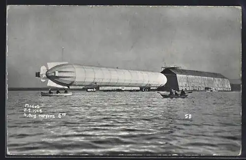 AK Zeppelins Luftschiff wird aus der Halle geschleppt