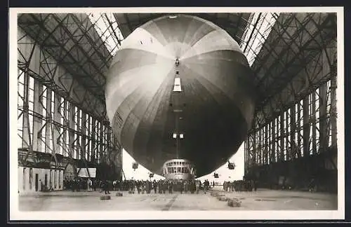 AK Graf Zeppelin, einbringen des Luftschiffes LZ 127 in die Halle