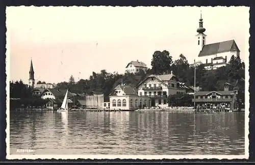 AK Attersee, Uferpanorama mit Blick auf Ort mit Kirche