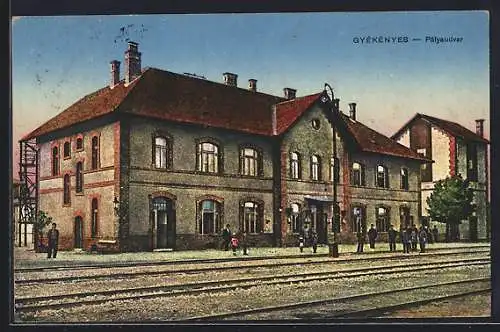 AK Gyékénes, Pályaudvar, Bahnhof mit Bahnsteig