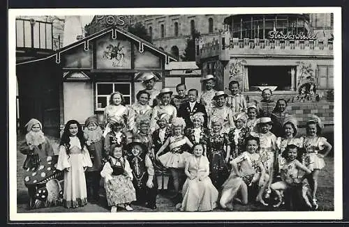 AK C. H. Schäfers Liliput-Circus-Stadt, Liliputanergruppe vor dem Glückswinkel