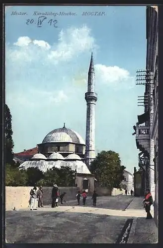 AK Mostar, Karadzibeg Moschee, Einheimische vor der Moschee