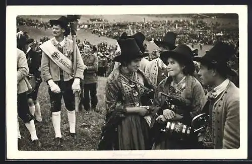 AK Feiernde in Tracht beim Schützenfest