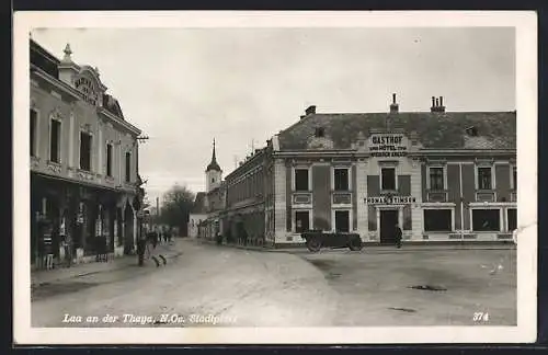 AK Laa an der Thaya, Stadtplatz mit Gasthof-Hotel zum weissen Kreuz T. Stimson und Kirche