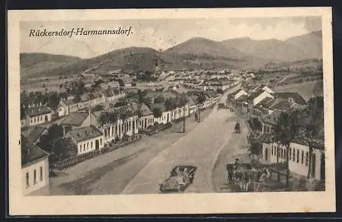 AK Rückersdorf-Harmannsdorf, Ortsansicht mit Strasse u. Bergpanorama aus der Vogelschau