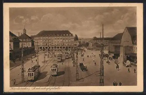 AK Karlsruhe, Strassenbahnen und Leute auf dem Bahnhofsplatz