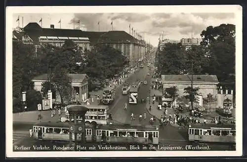 AK Berlin, Potsdamer Platz mit Verkehrsturm und Strassenbahnen, Blick in die Leipzigerstrasse mit Kaufhaus Wertheim