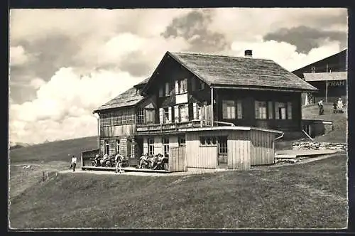 AK Adelboden, Berghotel Hahnenmoos mit Besuchern