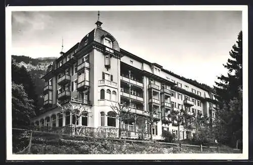 AK Lungern, vor dem Haus St. Josef