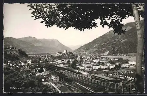 AK Bellinzona, Blick über den Bahnhof auf die Stadt, Panorama von Norden