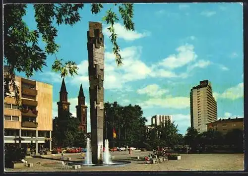 AK Ludwigshafen, Theaterplatz mit Denkmal und Blick zur Kirche