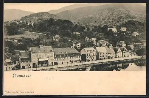 AK Gernsbach, Blick auf Häuser am Wasser und Hügel im Hintergrund