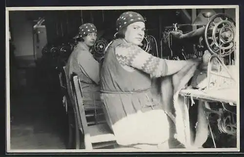 AK Frauen bei der Arbeit an der Nähmaschine