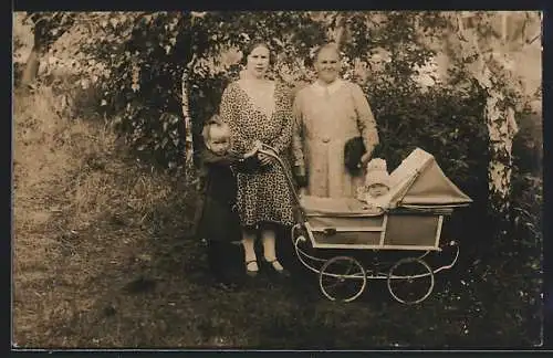 Foto-AK Eltern mit Kleinkind und Baby im Kinderwagen