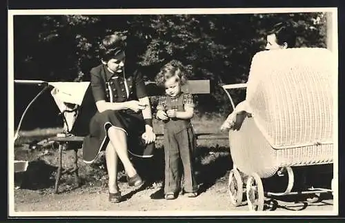 Foto-AK Mutter und Kleinkind mit Kinderwagen