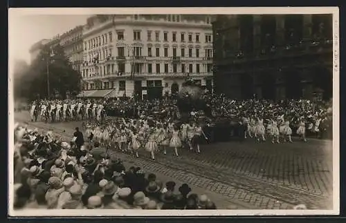 Foto-AK Wien, Gäste beim Gewerbefestzug 1929