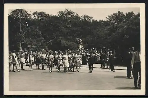 AK Wien, Besucher beim Gewerbefestzug 1929