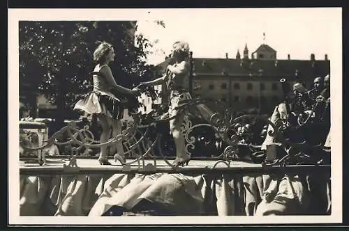 AK Wien, Tanzende Frauen beim Gewerbefestzug 1929