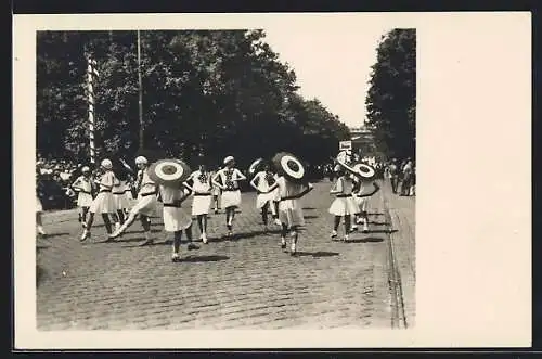 AK Wien, Tanzende beim Gewerbefestzug 1929