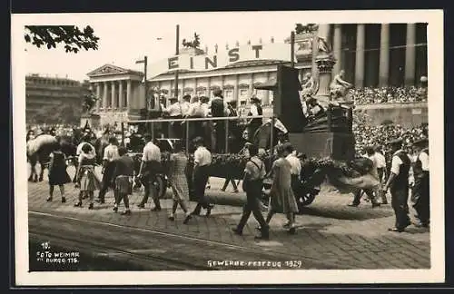 AK Wien, Gewerbefestzug 1929, Wagen der Schmiede von der Seite gesehen