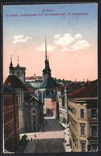 AK Brünn / Brno, Spielberg, Jesuitengasse mit Garnisonkirche, St. Jakobskirche