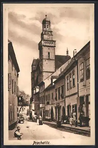 AK Prachatice, Blick in eine Strasse mit Kirche