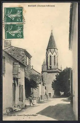 AK Marsais, Strassenpartie mit Kirchblick