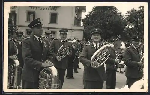 Foto-AK Pieterlen, Blaskapelle, Mitglieder mit Tuben und Hörnern