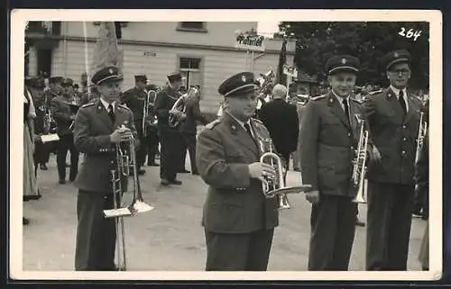 Foto-AK Pieterlen, Blaskapelle, Mitglieder mit Posaunen und Trompeten