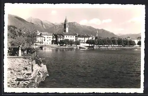 AK Ascona, Uferpartie mit Bergpanorama