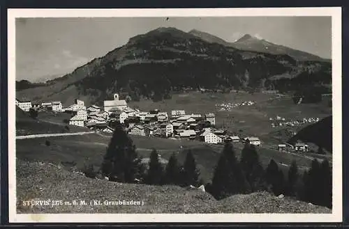 AK Stürvis /Graubünden, Ortsansicht mit Berglandschaft