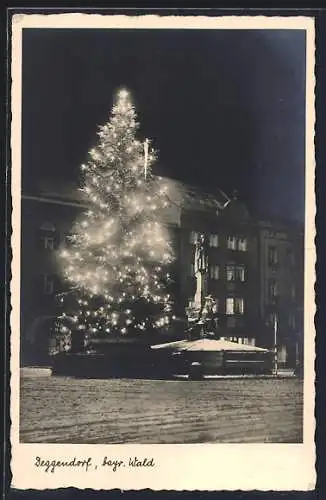 AK Deggendorf /Bayr. Wald, Weihnachtsbaum mit Luitpoldplatz nachts im Winter