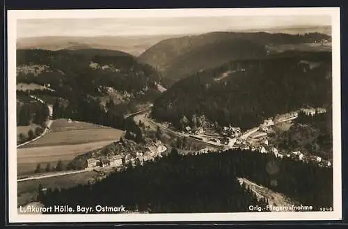 AK Hölle /Bayr. Ostmark, Teilansicht mit Strassenpartie, Fliegeraufnahme