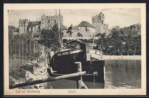 AK Bernburg, Schloss, vom Wasser gesehen, mit Boot am Ufer