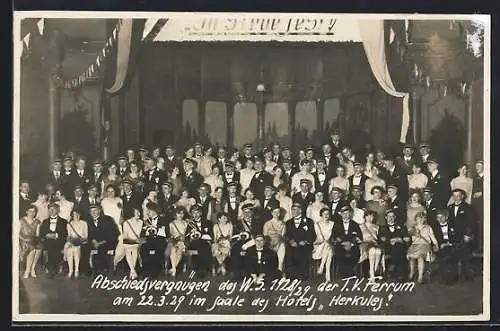 AK Hasslau / Döbeln, Hotel Herkules, TV Ferrum, Abschiedsvergnügen des WS 1928 /29 im Saal, Gruppenfoto