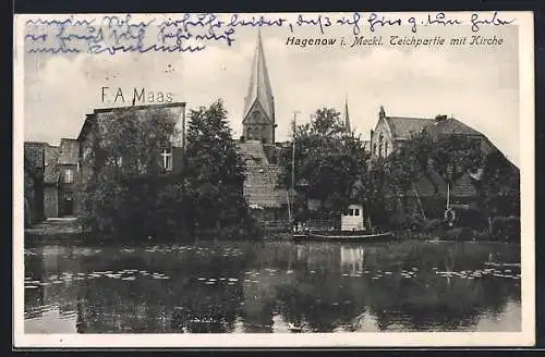 AK Hagenow i. Meckl., Teichpartie mit Kirche und Firmengebäude F. A. Maas, vom Wasser gesehen